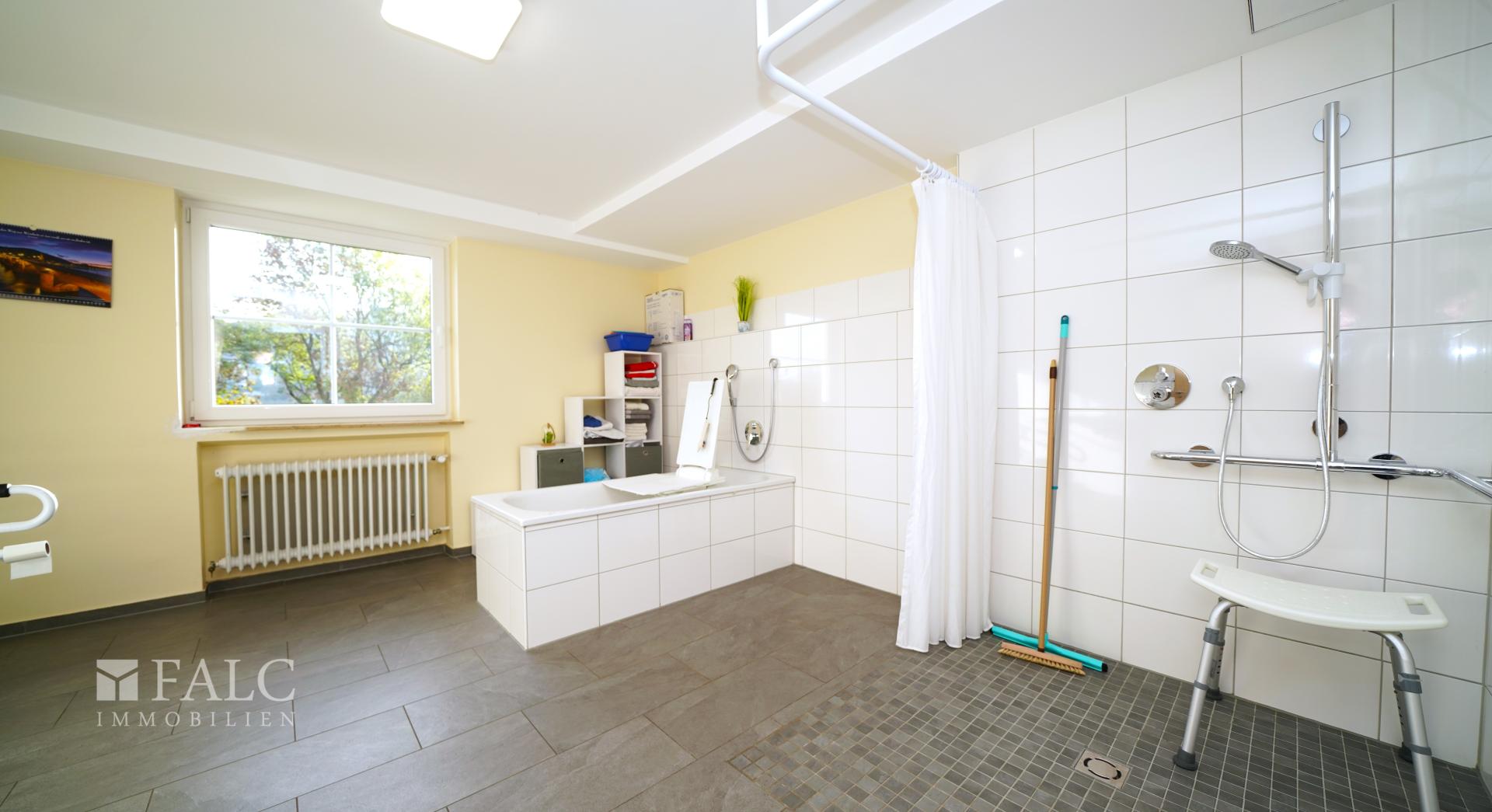 Bad m/ WC und Dusche